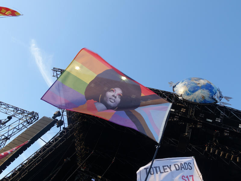 Glastonbury 2022. Воскресенье. ЛГБТК+ флаг с портретом Дайаны Росс перед Other Stage