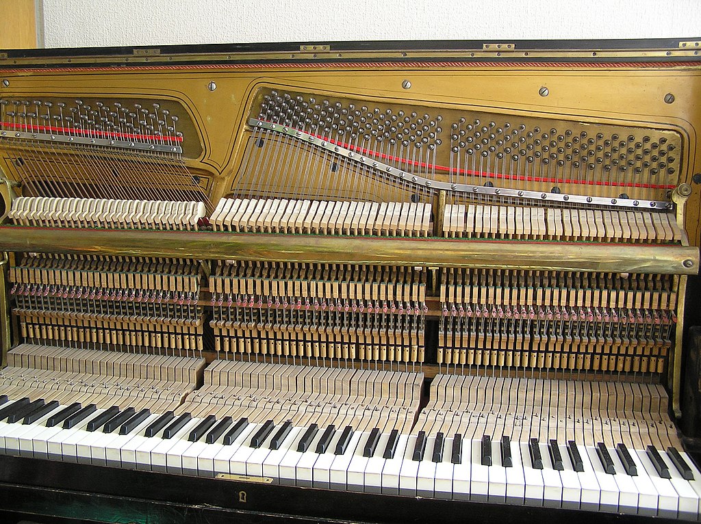 Пианино с открытым механизмом